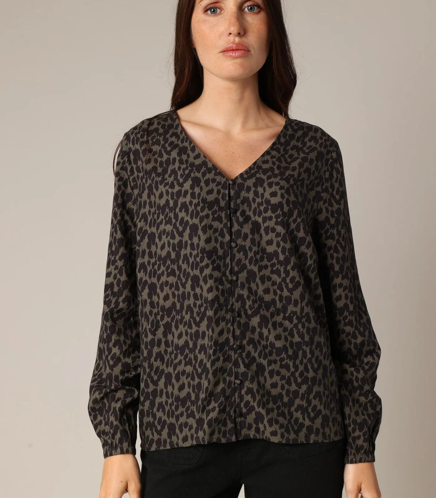 Deeluxe DANILY - Soepelvallende blouse met luipaardprint en V-hals black Hot