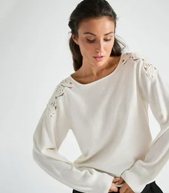 Marie Méro Ecru pull met ronde hals en broderie op de schouders creme Hot