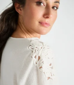 Marie Méro Ecru pull met ronde hals en broderie op de schouders creme Hot