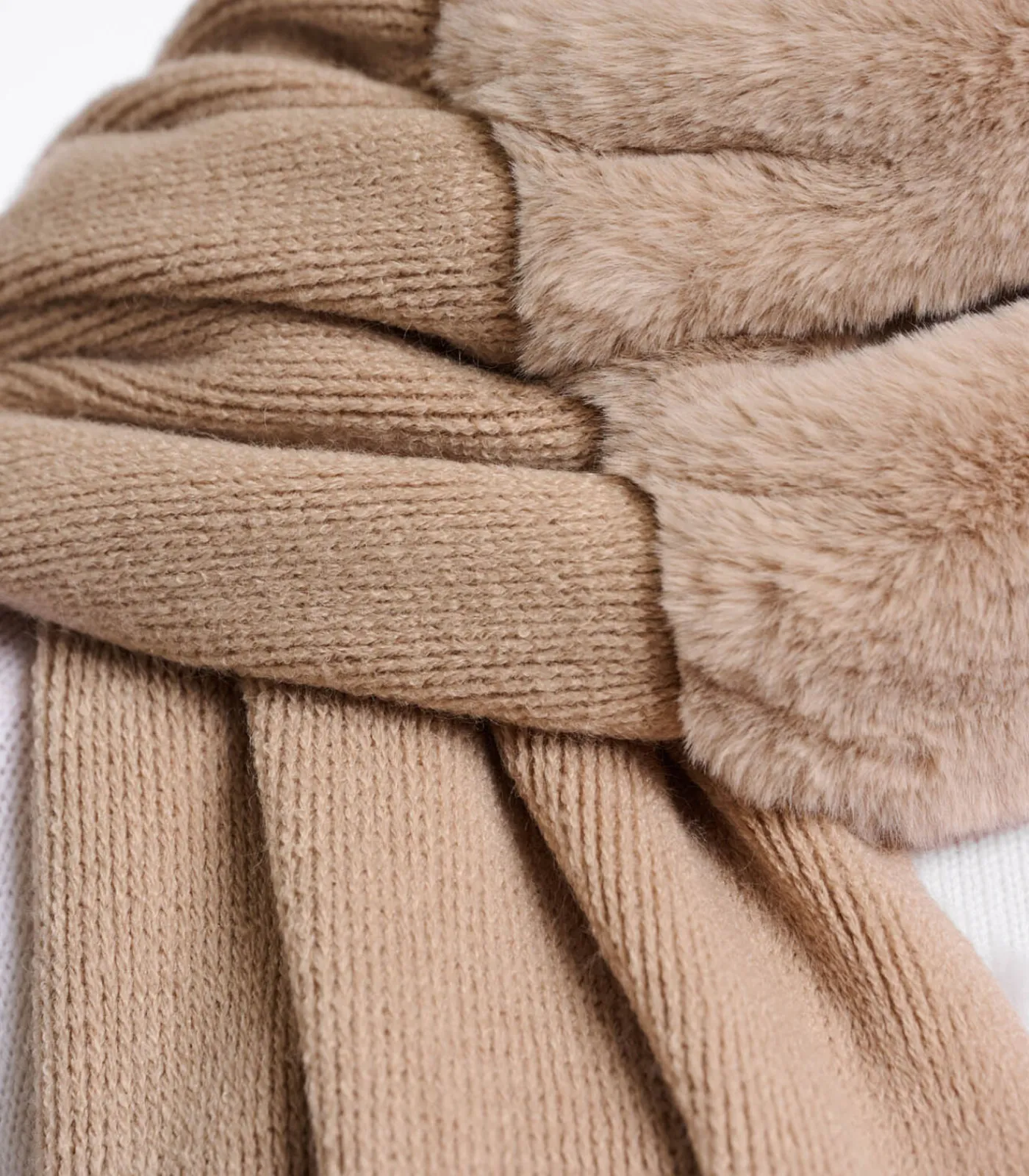 Rino&Pelle Gebreide sjaal met imitatiebont detail Oat OS lightBrown