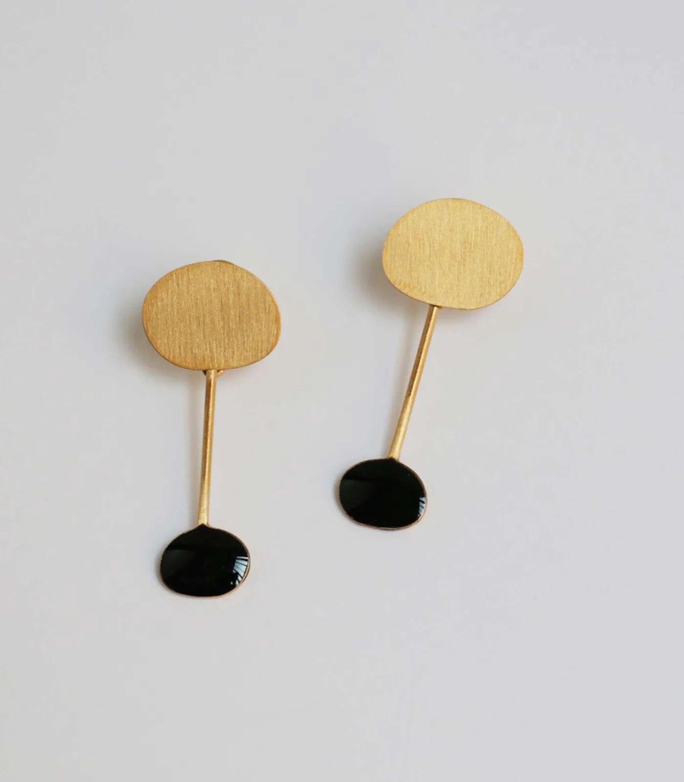 Joidart Gouden en zwarte oorbellen Miró Jewelry gold New