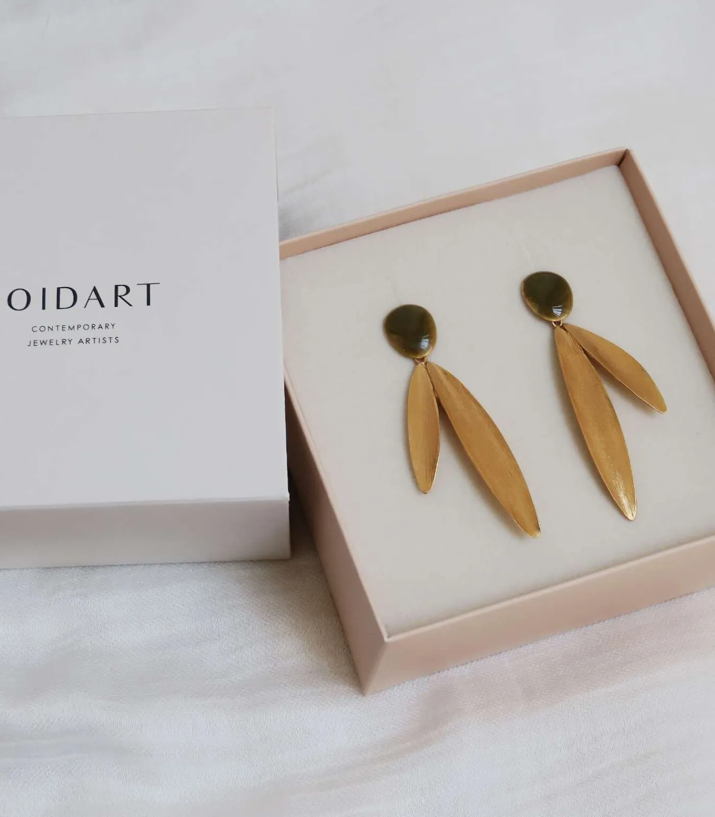 Joidart Gouden oorbellen Olivia met twee bladeren gold/Pearl Best