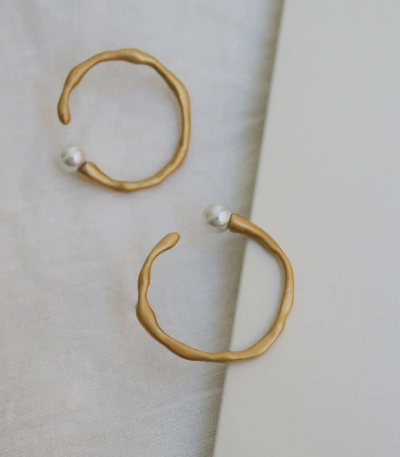Joidart Gouden ronde oorbellen Eclat met witte parel gold Hot