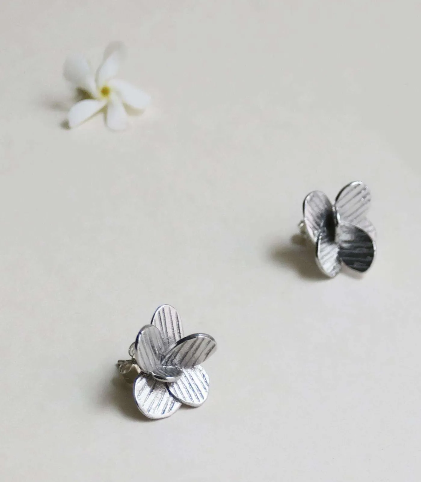 Joidart Kleine zilveren oorbellen Pampalonia silver New