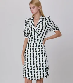 Smart & Joy Korte kettingjurk met op maat gemaakte kraag en grafische print white New