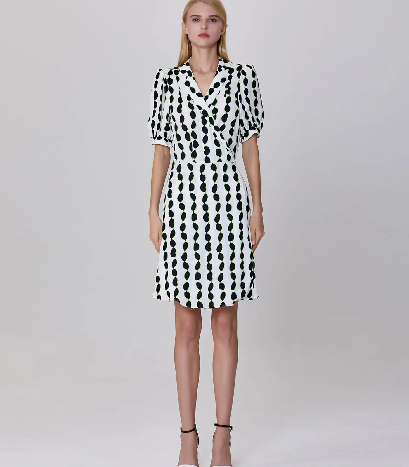 Smart & Joy Korte kettingjurk met op maat gemaakte kraag en grafische print white New