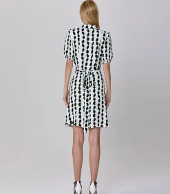 Smart & Joy Korte kettingjurk met op maat gemaakte kraag en grafische print white New