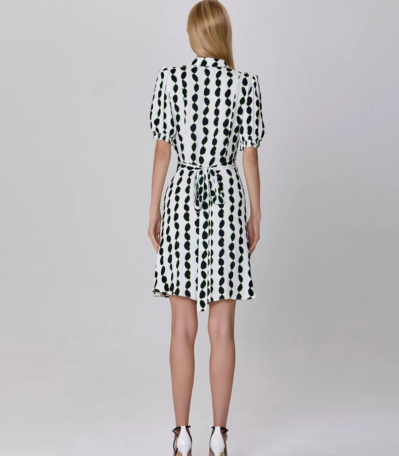 Smart & Joy Korte kettingjurk met op maat gemaakte kraag en grafische print white New