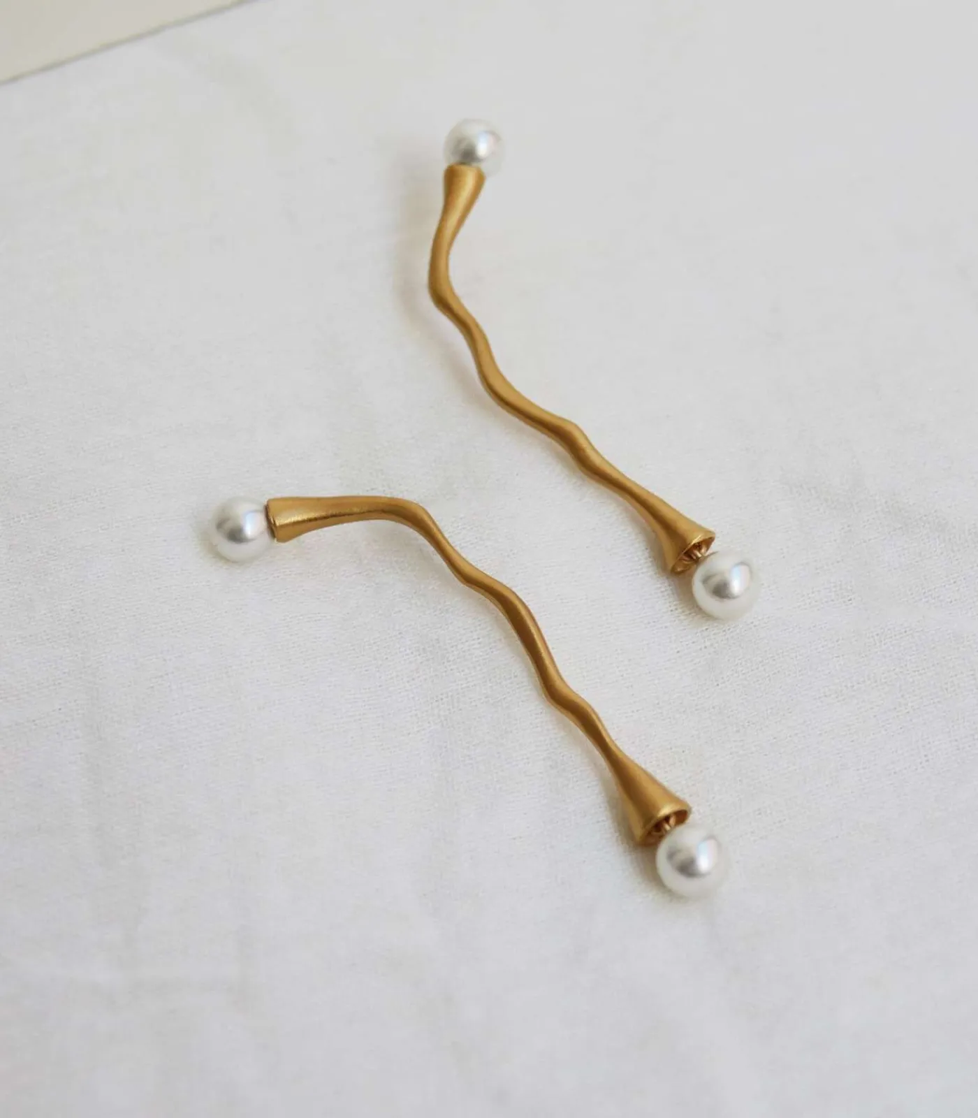 Joidart Lange gouden oorbellen Eclat met witte parel gold New