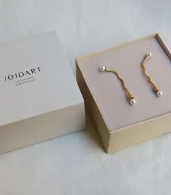 Joidart Lange gouden oorbellen Eclat met witte parel gold New