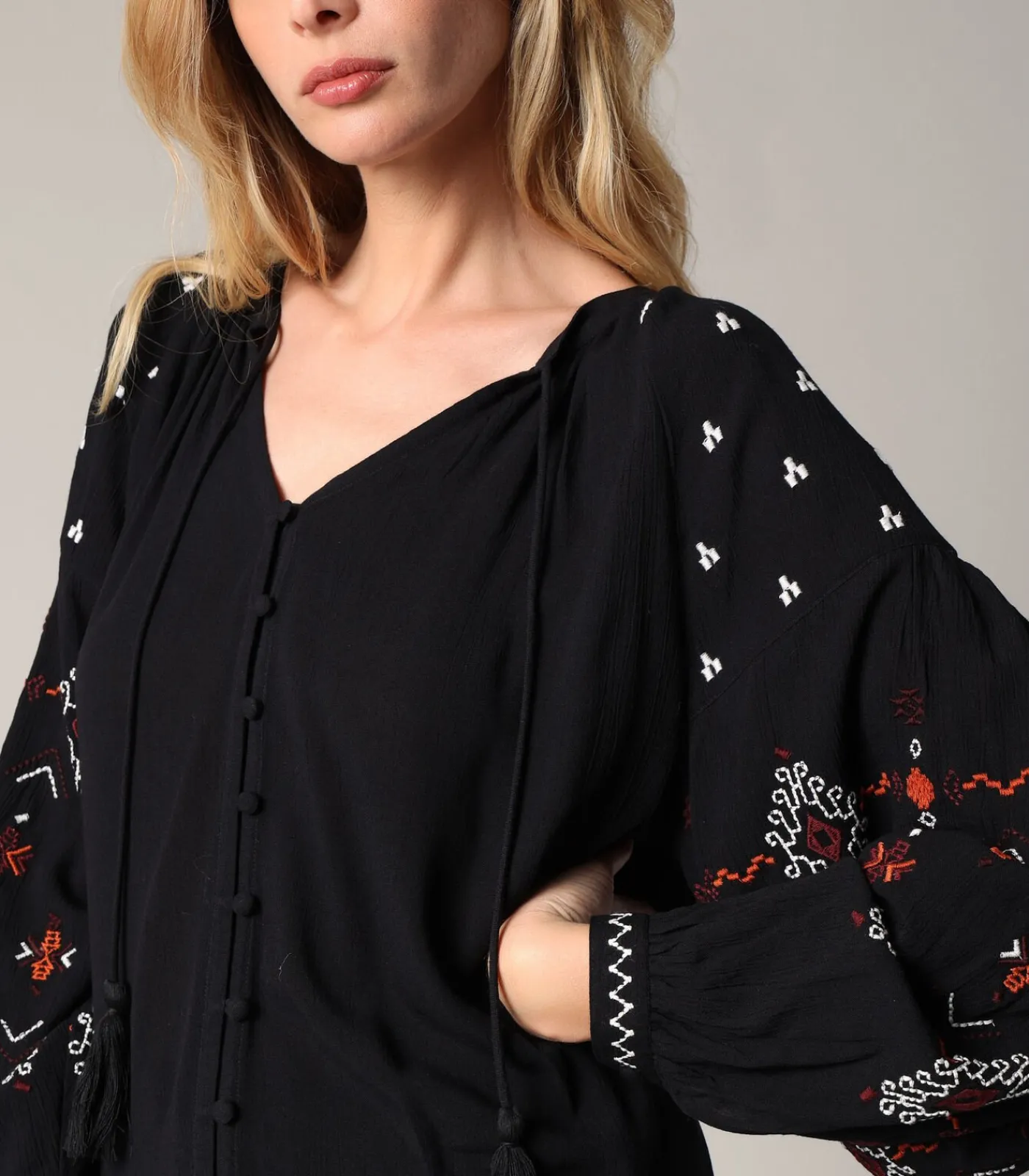 Deeluxe NESKARA - Losse blouse met lange geborduurde ballonmouwen black Best