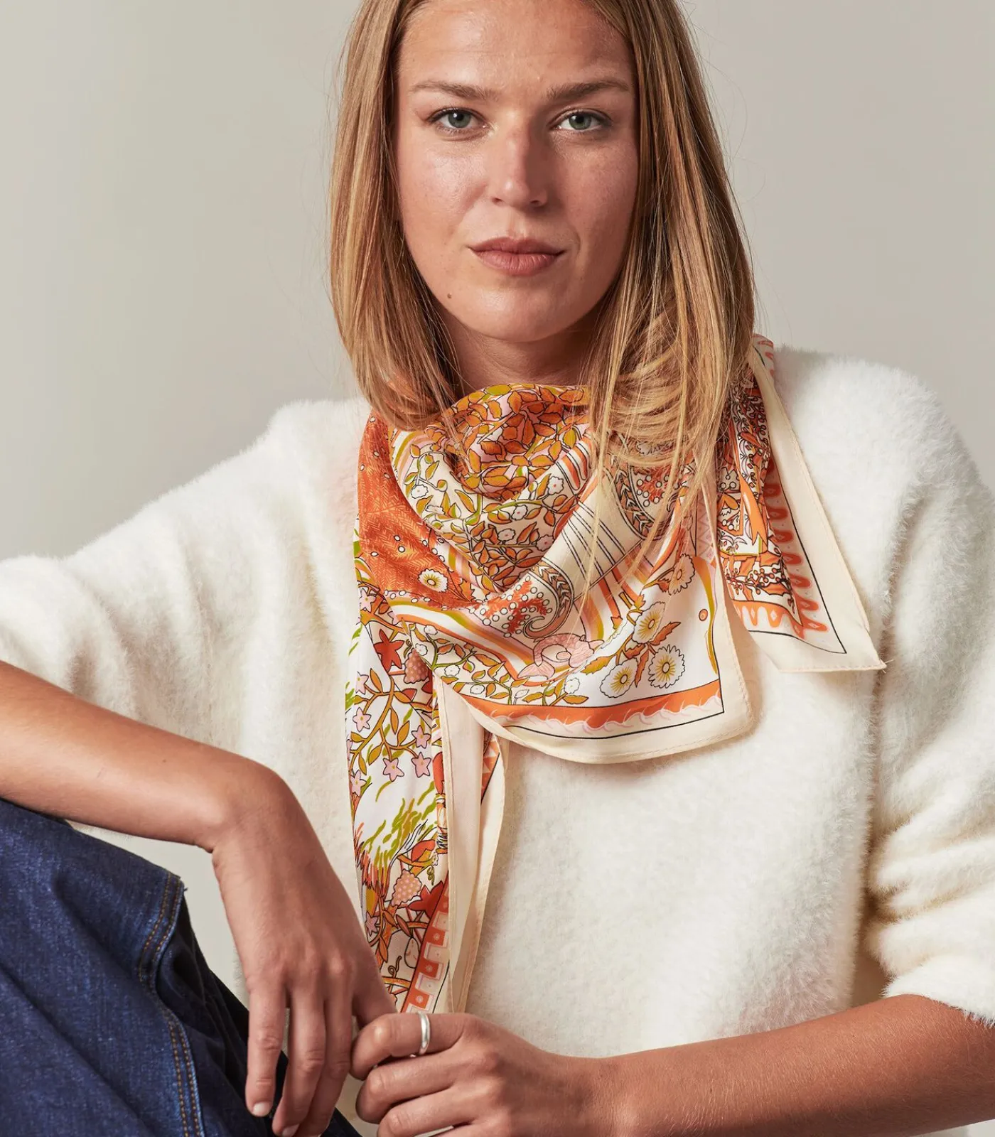 Deeluxe OANA - Felgekleurde sjaal met bloemenprint orange Hot