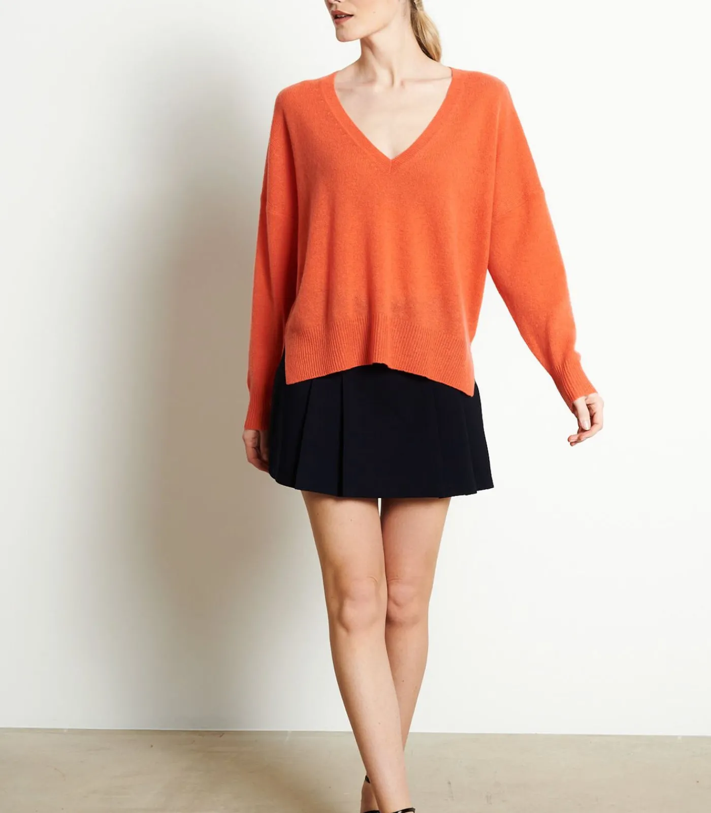 Studio Cashmere8 RIA 3 Diepe V-Hals Trui - 100% kasjmier mandarinOrange Best