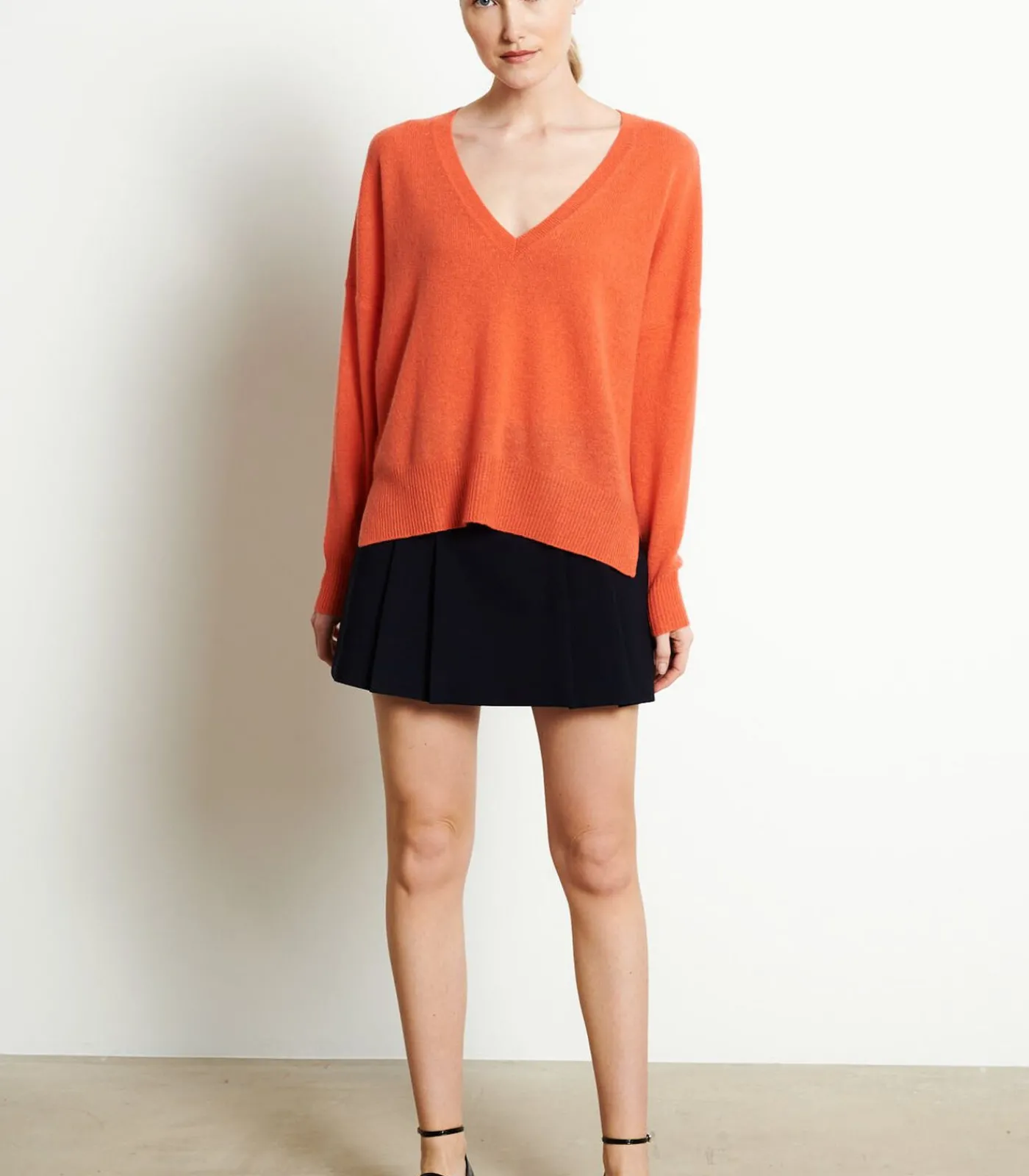 Studio Cashmere8 RIA 3 Diepe V-Hals Trui - 100% kasjmier mandarinOrange Best