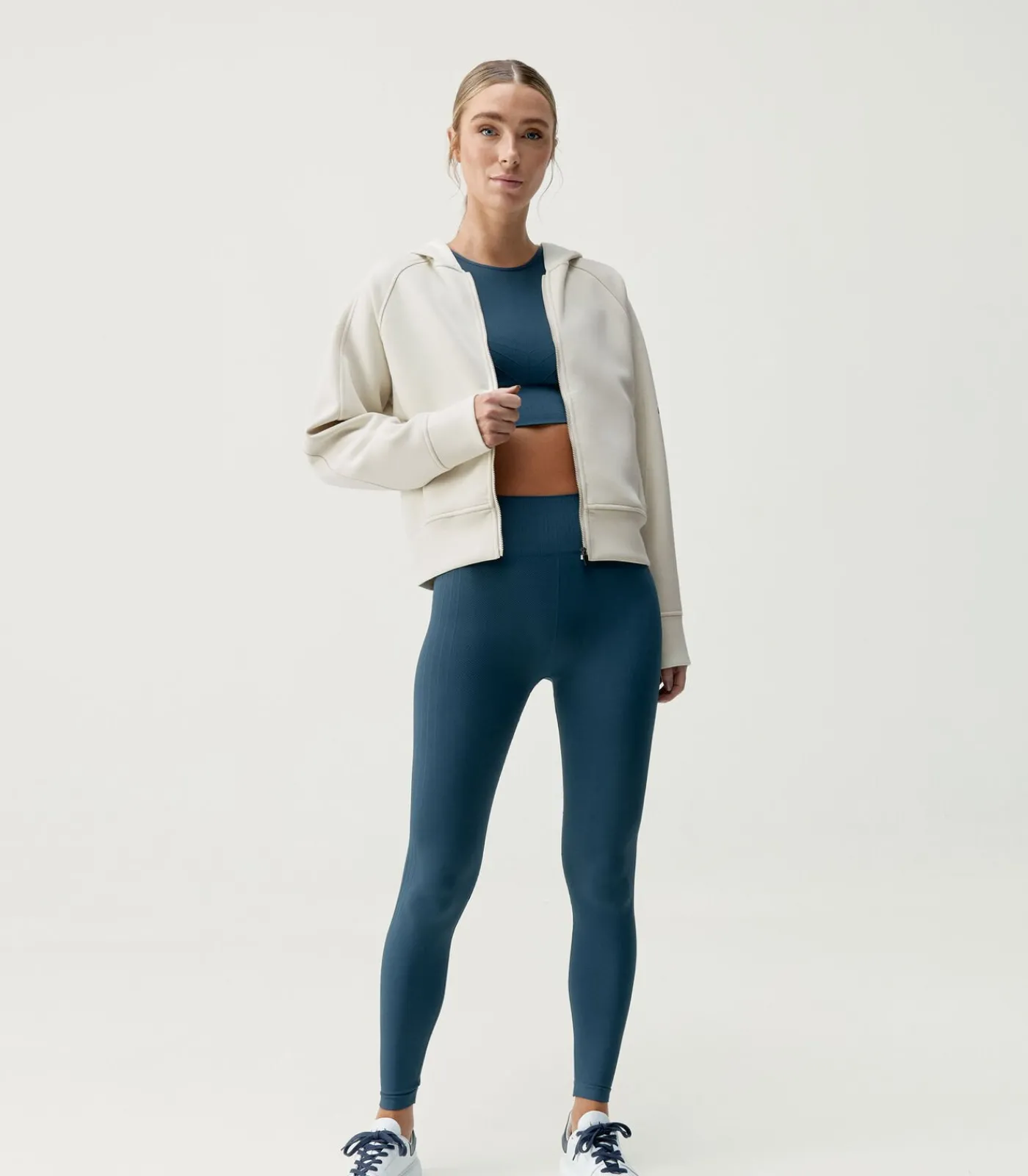 Born Living Yoga Sweatshirt Elsa white