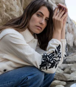 Deeluxe ZOYA - Soepelvallende blouse met contrasterend borduursel op de armen creme